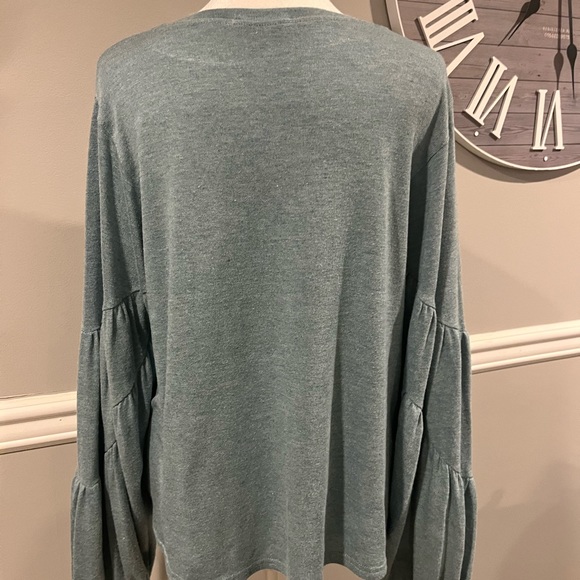 Women's Long Sleeve Puffy Sleeve - comfy Dress up or dress down -Size La… - Picture 4 of 7